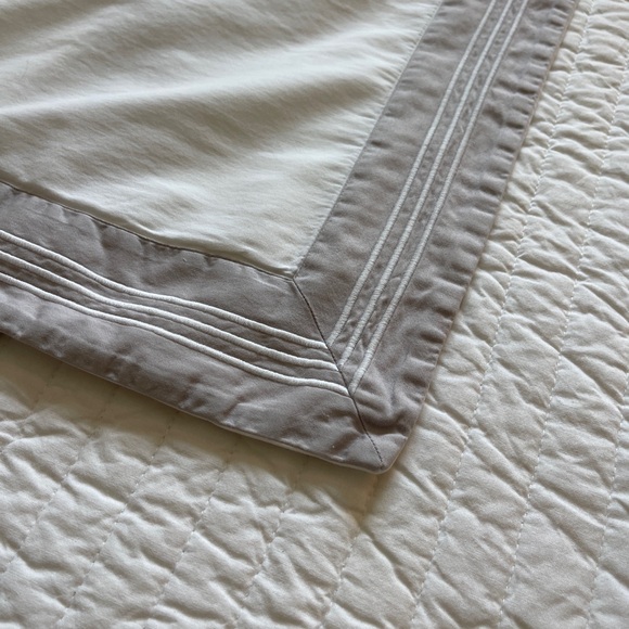 Signoria | Sateen Standard Shams (Set of 2) - Picture 2 of 4